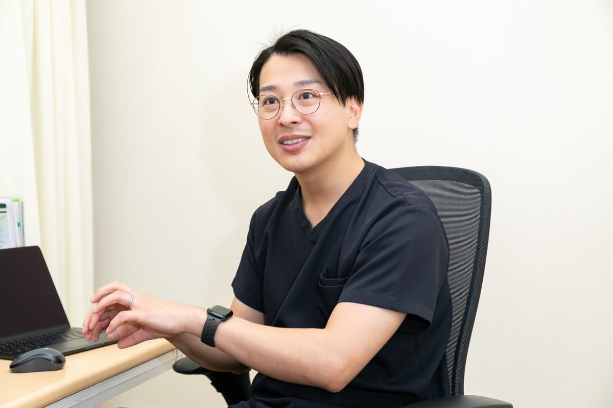 八丁堀3丁目クリニック 院長・石田和也による診察の様子